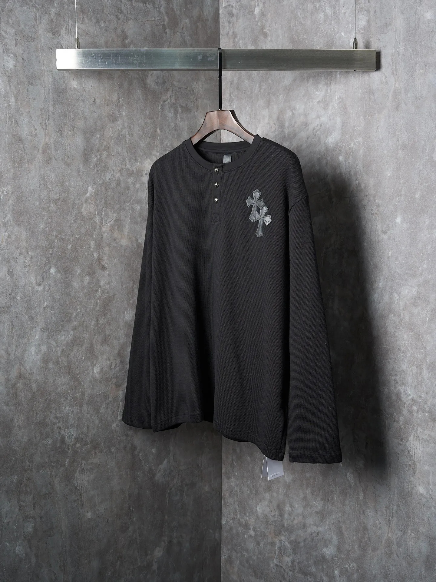 P340 Actual hanging auction] Chrome Hearts/Chrome Hearts Waffle Cross Leather Appliqué Silver Button Long Sleeves [Ready Stock] S M L XL Customized Pure Cotton Waffle Yawei with Fine Texture, Softness and Moisture. The calmness of black and the flexibility of waffle complement each other. The Chrome Hearts Cross leather decoration on the chest becomes the ultimate interpretation of the dark Gothic style. The hand-stitched logo button is like a miniature work of art, which is more noble and elegant. The iron plate with the logo on the back sways slightly as the body swings, adding a sense of movement and vitality. It is unobtrusive but has an indescribable aura. It interprets the perfect blend of retro and luxury. It adopts imported machine appliqué embroidery technology and uses advanced computer control systems and precise mechanical components to realize the Chrome Hearts cross leather appliqué operation. It presents an embroidery effect with both clarity and three-dimensionality. The fabrics have been washed and have a better hand feel. They are not easy to deform, shrink or fade. Maintains long-lasting beauty with a loose fit